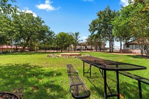 Outdoor dining - Cozy Retreat Near Gruene & Comal River (New Braunfels)