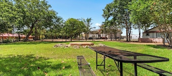 Cozy Retreat Near Gruene & Comal River