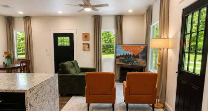 New Cottage ½ Mile to First Monday Trade Days Sleeps 6