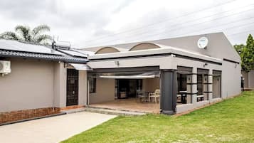 House, 2 Bedrooms, Accessible, Patio | Bahagian luar