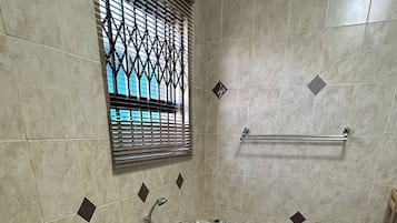 House, 2 Bedrooms, Accessible, Patio | Bathroom