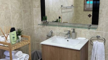 House, 2 Bedrooms, Accessible, Patio | Bathroom