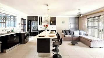 House, 2 Bedrooms, Accessible, Patio | Living room