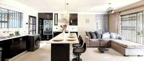 House, 2 Bedrooms, Accessible, Patio | Living room