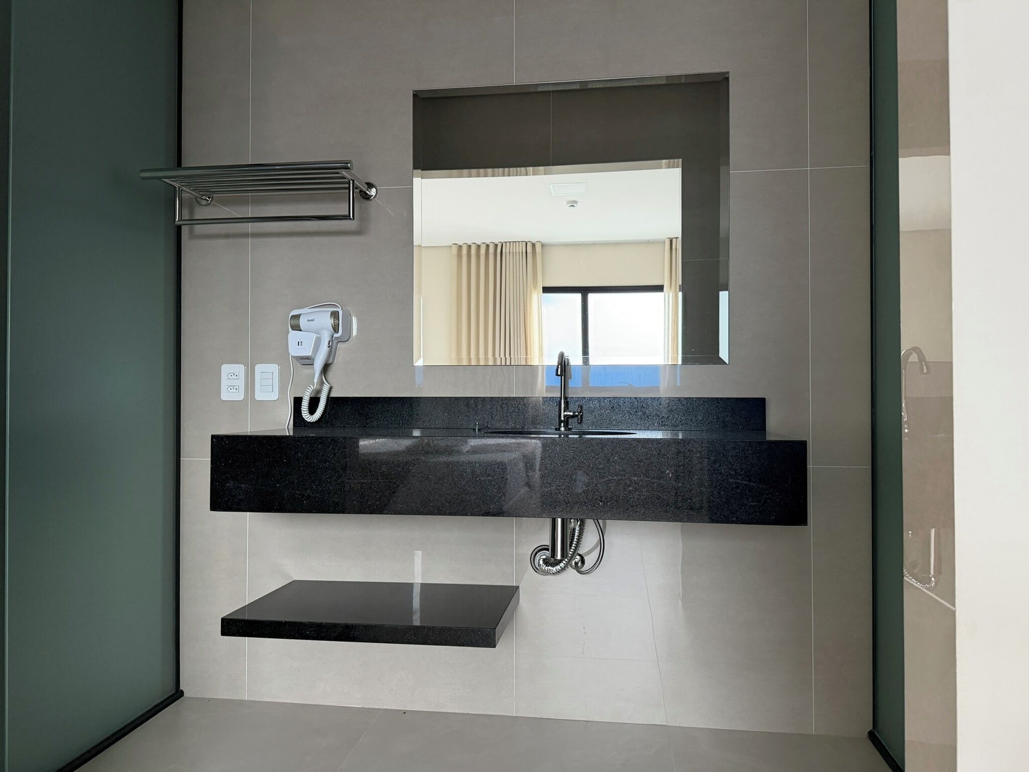 Phòng Suite Deluxe | Phòng tắm | Buồng tắm vòi sen, đồ dùng nhà tắm miễn phí, máy sấy tóc, khăn tắm 