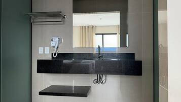 Phòng Suite Deluxe | Phòng tắm | Buồng tắm vòi sen, đồ dùng nhà tắm miễn phí, máy sấy tóc, khăn tắm
