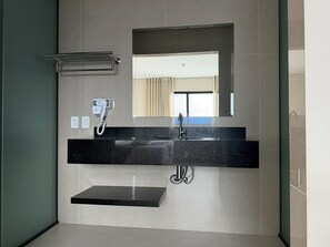 Deluxe suite | Badkamer | Een douche, gratis toiletartikelen, een haardroger, handdoeken