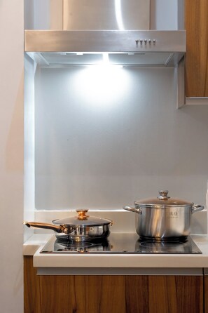 Private kitchen - New! 2BR w/ City Views in Makati & Fast Wi-Fi! (Makati)