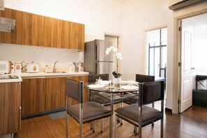 Dining - New! 2BR w/ City Views in Makati & Fast Wi-Fi! (Makati)