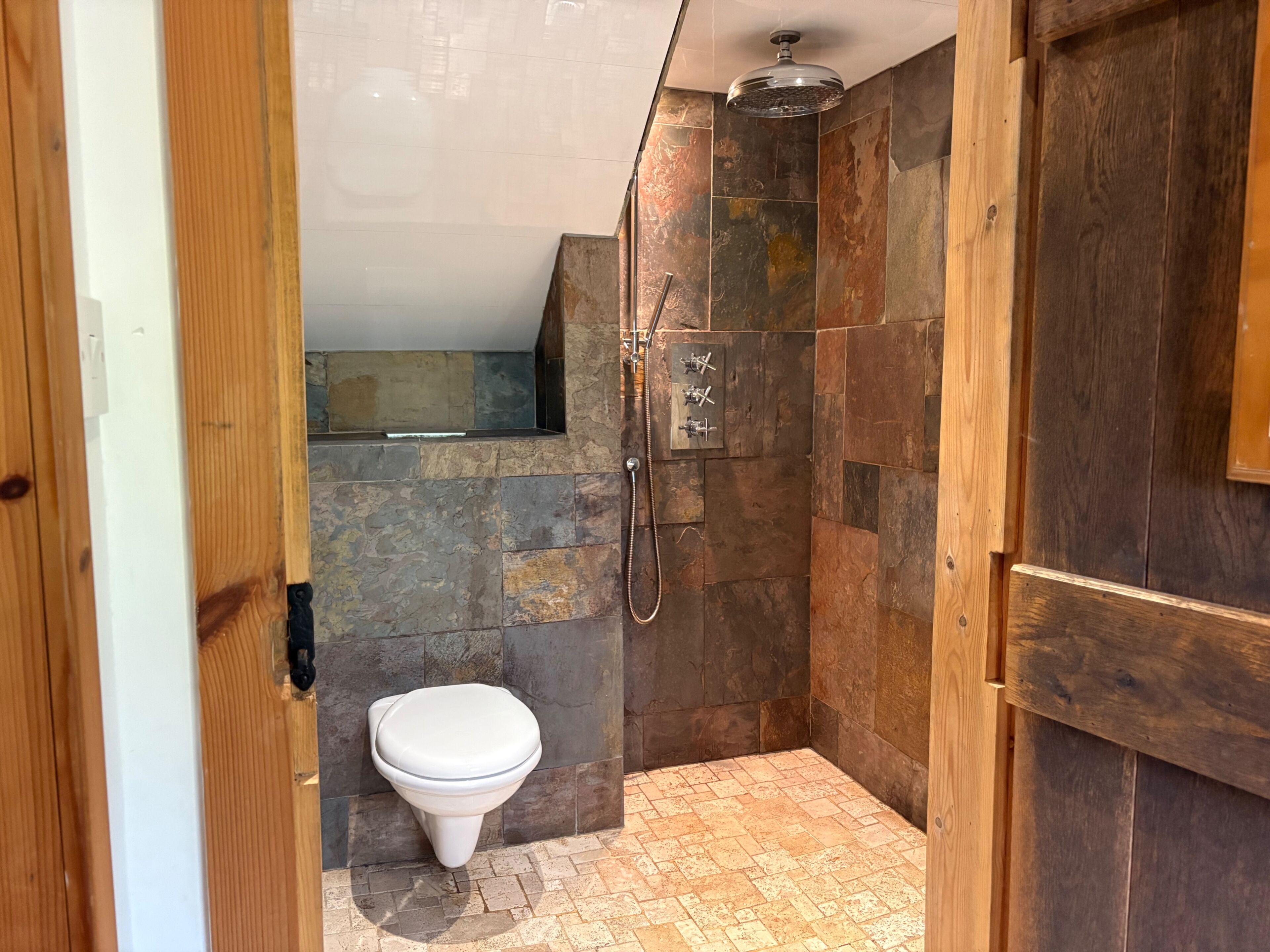Ducha, bañera profunda, secador de pelo y toallas
