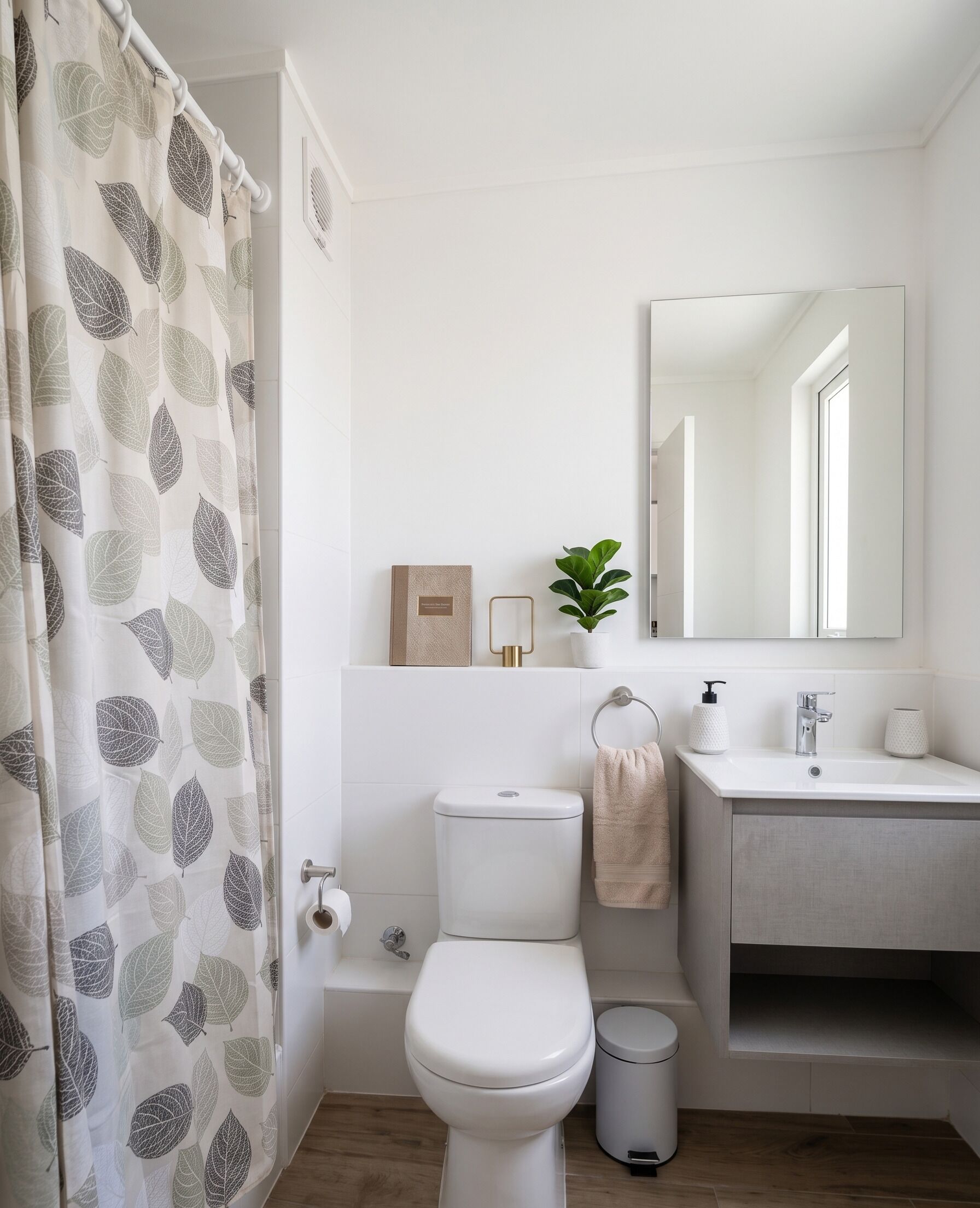 Een badkamer met toilet, wastafel, spiegel en douchegordijn.