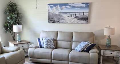 2-bedroom in peaceful Pensacola with cool AC. 5 minutes to Perdido Key Beaches.