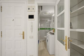 A bathroom with a washing machine, a toilet, and a shower area. - Vacation Studio 'Morada Mágica' with Sea View, Wi-Fi and Air Conditioning (Las Palmas de Gran Canaria)