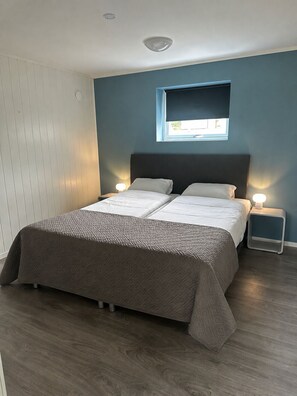 Tabla de planchar con plancha, wifi gratis y ropa de cama 