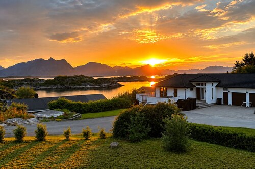 Cozy Lofoten apartment with fjord and mountain view