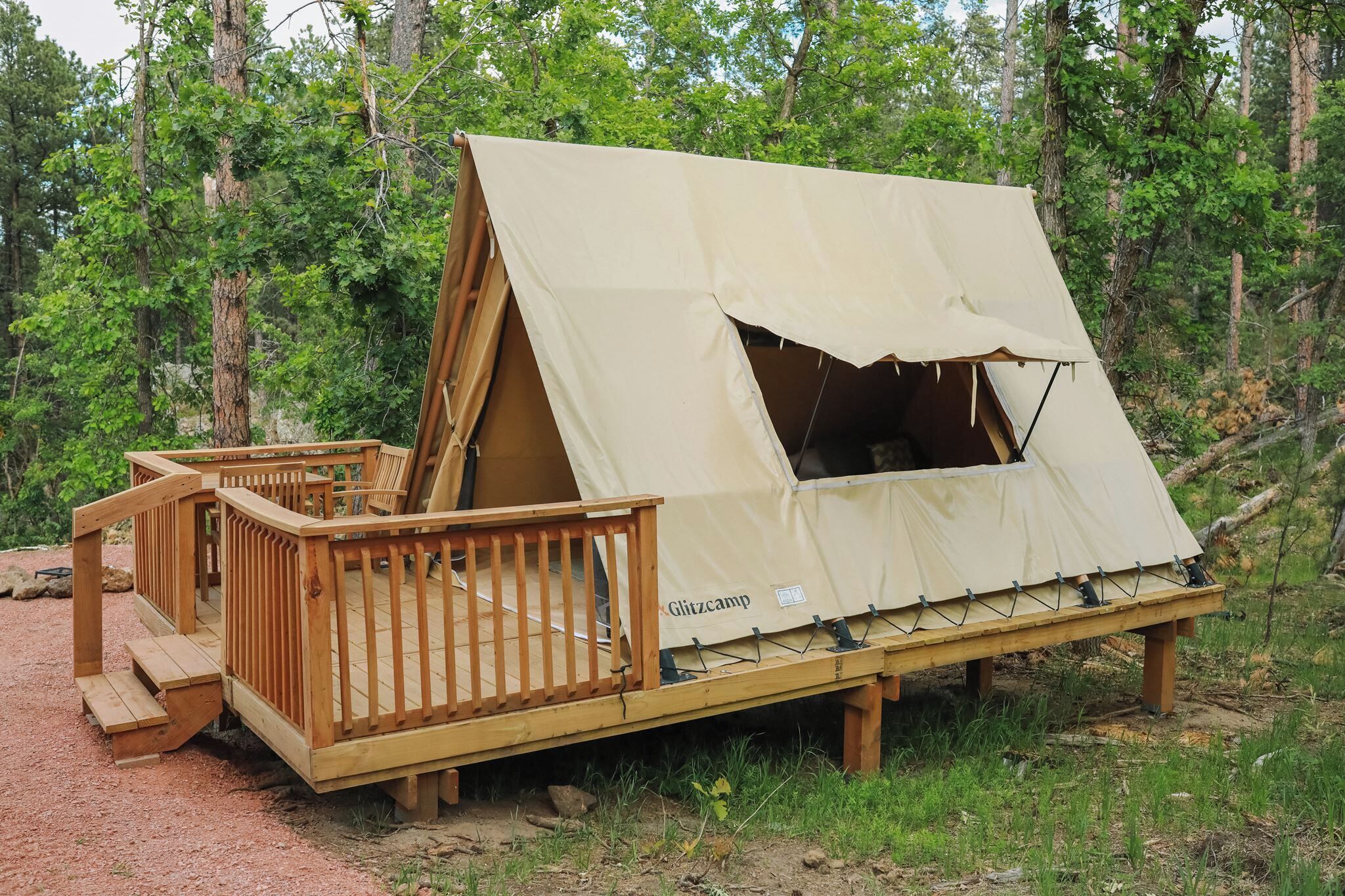 Une tente de luxe, dotée d’une terrasse en bois et d’une rampe d’accès.