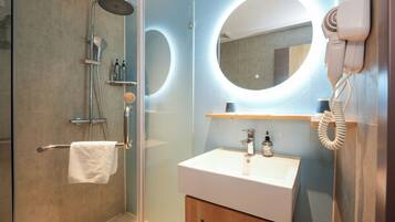 Habitación básica con 2 camas individuales | Baño | Ducha, artículos de higiene personal gratuitos y secador de pelo