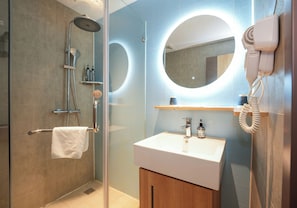 Camera Basic con 2 letti singoli | Bagno | Doccia, set di cortesia gratuito, asciugacapelli, asciugamani