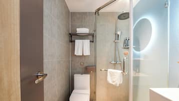 Habitación básica con 2 camas individuales | Baño | Regadera, secadora de cabello, toallas, jabón