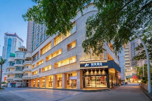 A multi-story hotel with a modern facade, large windows, and a prominent entrance. - Homeinn neo Xiamen Lianban Metro Station (Xiamen)