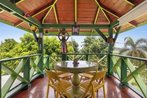 Villa | Restaurante al aire libre
