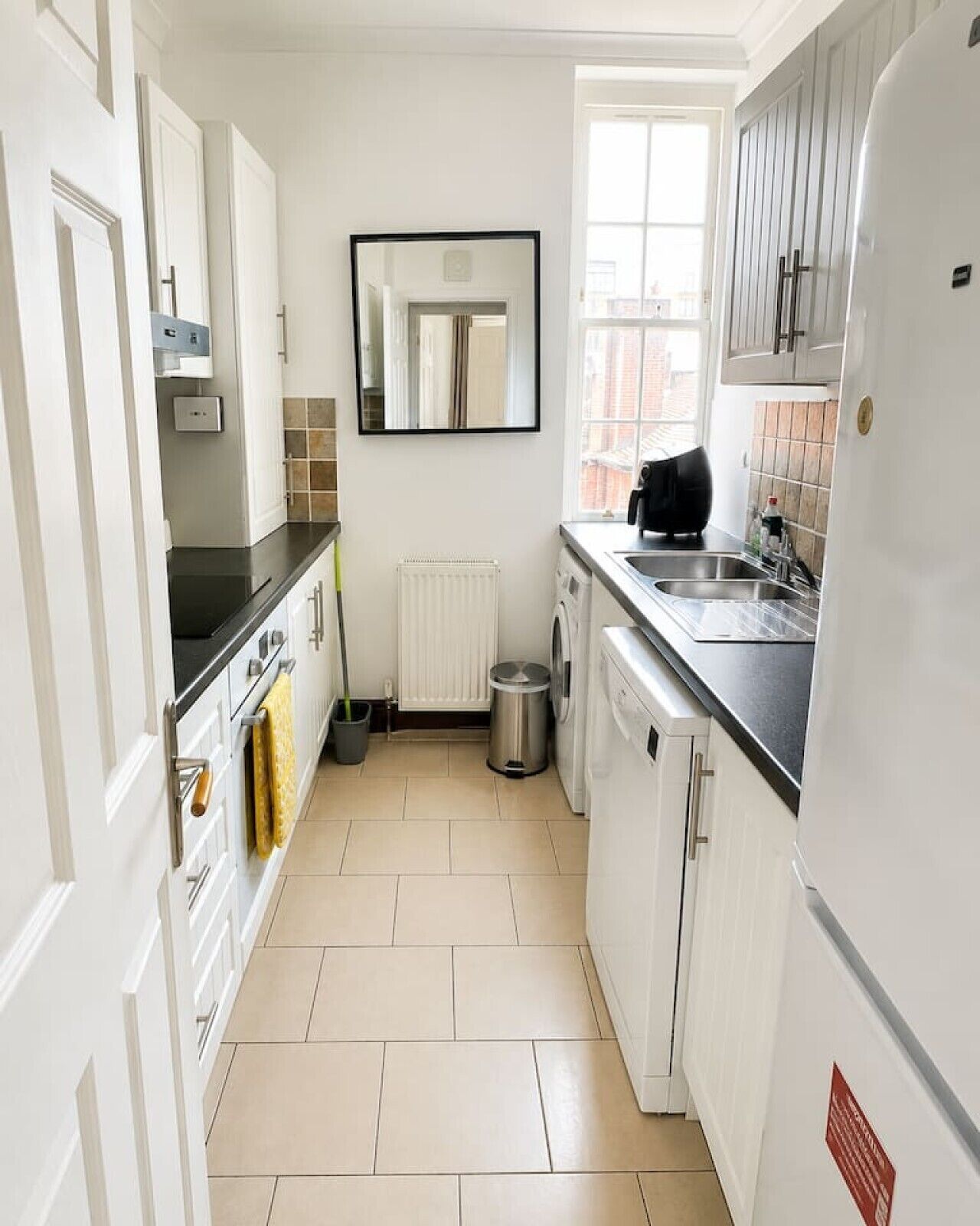 Kühlschrank, Mikrowelle, Herdplatte, Toaster