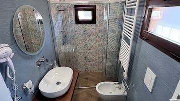 Doccia, asciugacapelli, bidet, asciugamani
