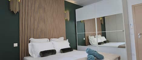 1 chambre, bureau, fer et planche à repasser, lit de bébé portatif