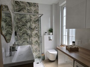 Bathroom - Vrbo Property (Reims)