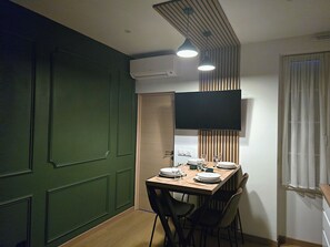 Dining - Vrbo Property (Reims)