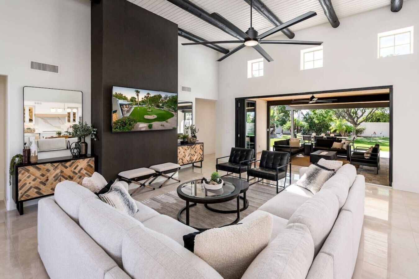 TV, lareira, mesa de pingue-pongue, aparelho de som