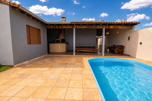 Casa com Piscina e Churrasqueira Perto do Centro