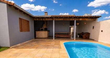 Casa com Piscina e Churrasqueira Perto do Centro