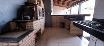 Casa com Piscina e Churrasqueira Perto do Centro