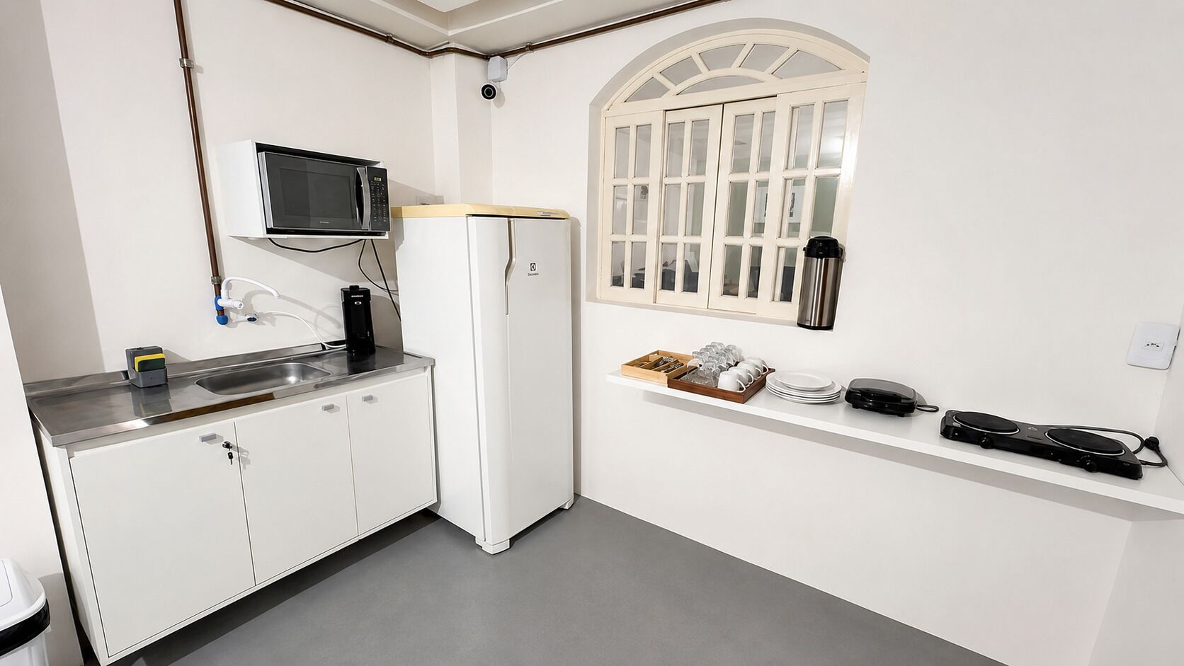 Réfrigérateur, micro-ondes, batterie de cuisine, vaisselle et ustensiles