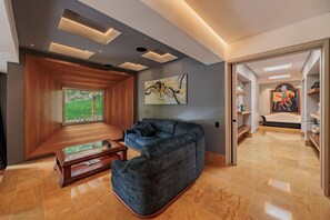 Ein modernes Wohnzimmer mit einer Couch, einem Couchtisch und Kunstwerken an der Wand.