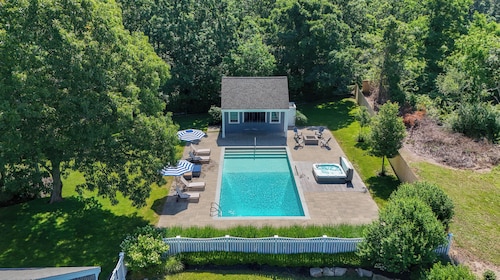 Coastal Colonial Oasis ~ Heated Pool ~ Fire Pit ~ Hot Tub