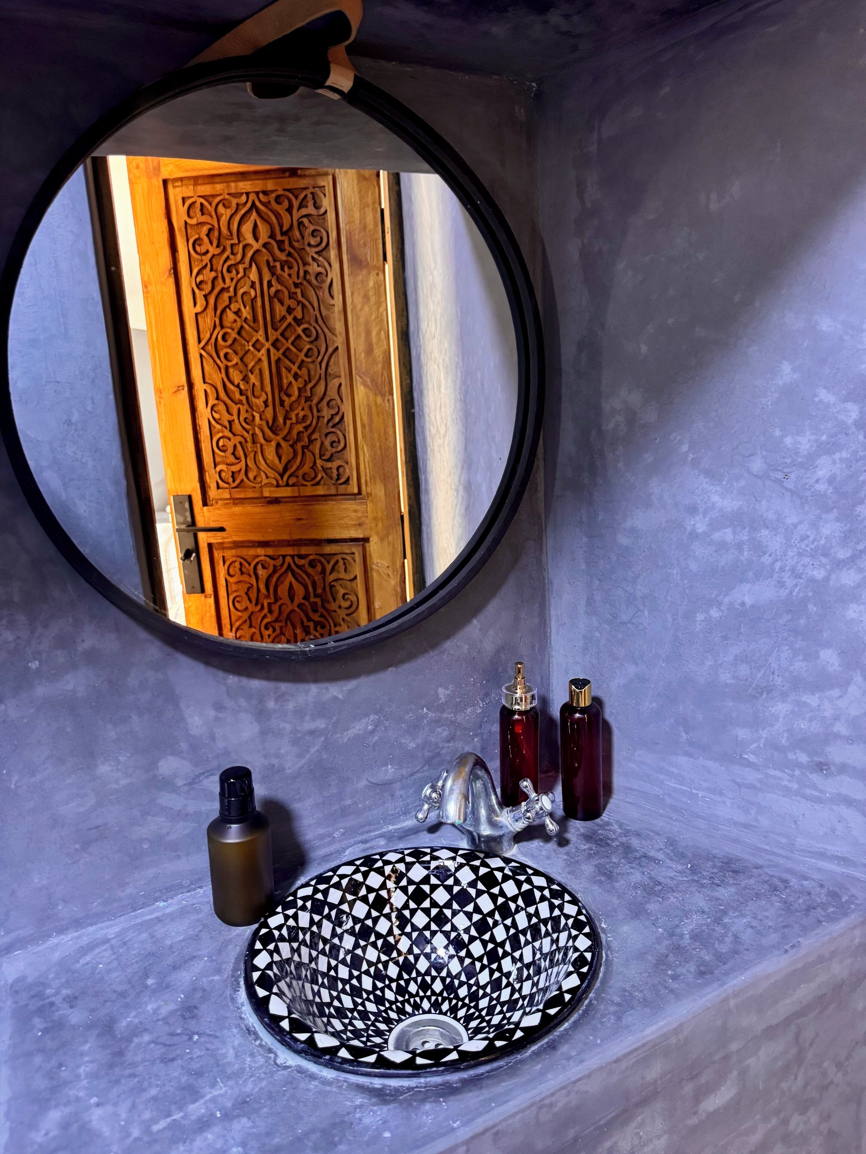 Comfort tweepersoonskamer | Badkamer | Een douche, een haardroger, handdoeken, zeep