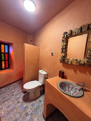 Classic Triple Room | Bathroom | Shower, hair dryer, towels, soap - Riad Omi Zelya (Marrakech)