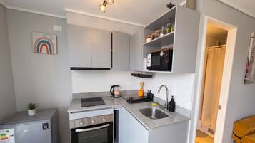 Studio | Private kitchen | Fridge, microwave, oven, cookware/dishes/utensils