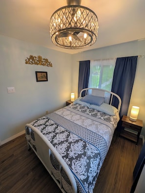 WiFi, bed sheets - Beautiful 3-Bedroom Bungalow in West Baden Springs - The Indiana Overlook House (West Baden Springs)