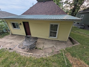 Outdoor dining - Beautiful 3-Bedroom Bungalow in West Baden Springs - The Indiana Overlook House (West Baden Springs)