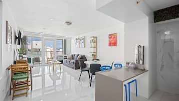Deluxe Studio, Balcony, Partial Sea View | Dining