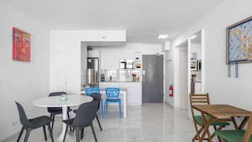 Deluxe Studio, Balcony, Partial Sea View | Dining