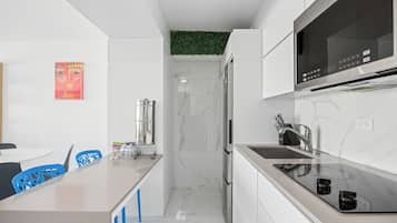 Deluxe Studio, Balcony, Partial Sea View | Private kitchen