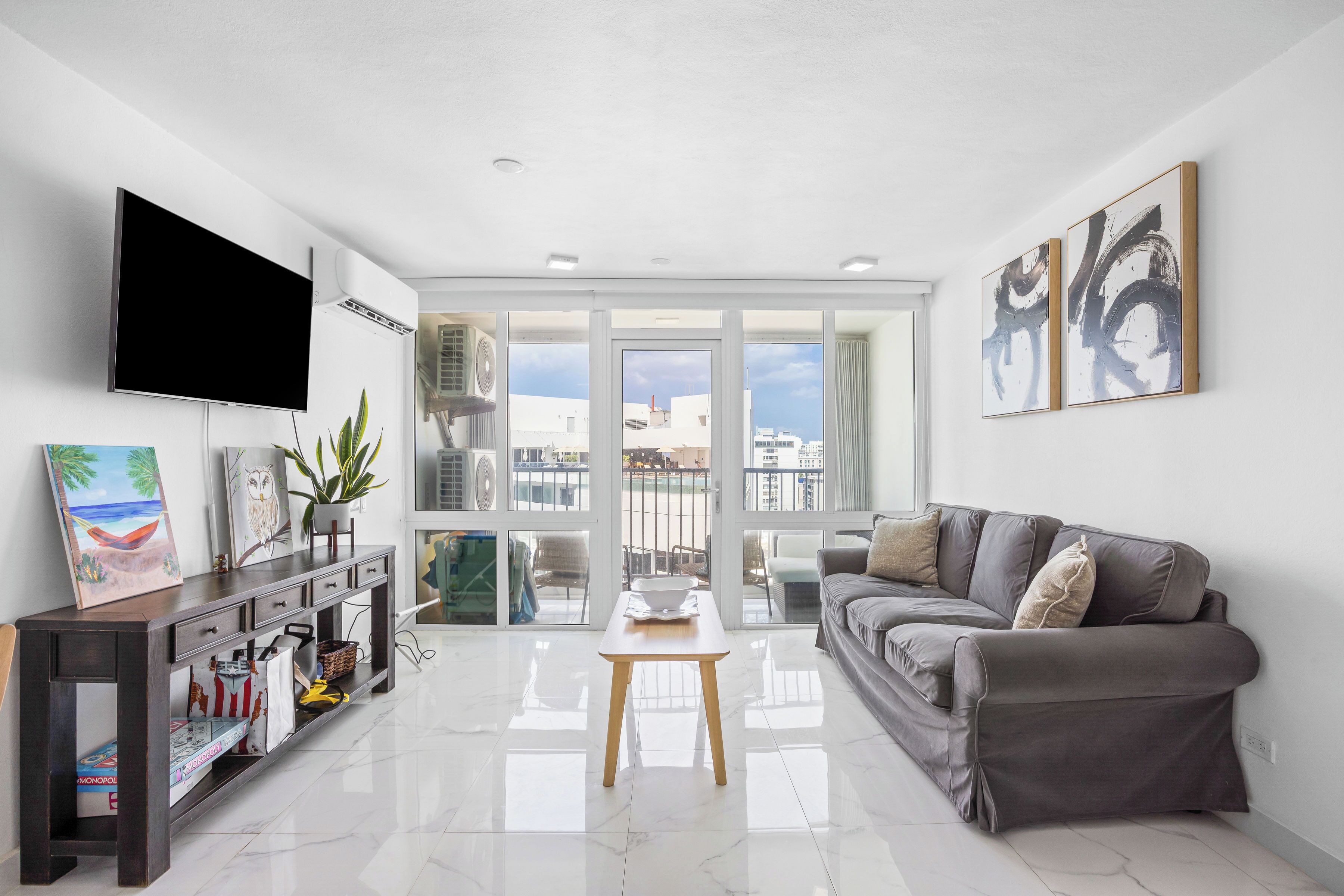 Studio | Living area | 32-inch flat-screen TV with cable channels