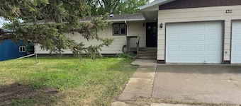 Stay at the Tired Turtle 3-bedroom house with AC Turtle Lake