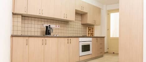 Fridge, oven, stovetop, cookware/dishes/utensils