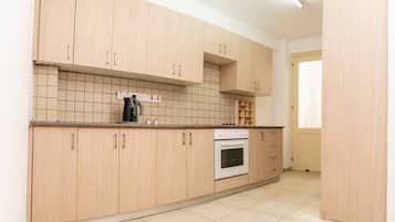 Fridge, oven, stovetop, cookware/dishes/utensils