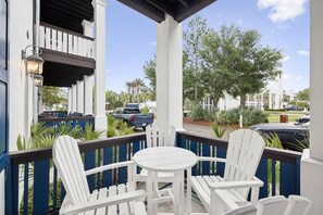 Outdoor dining - PRIVATE BEACH/POOL ACCESS-Newly Renovated-Charming Coastal Getaway (Rosemary Beach)